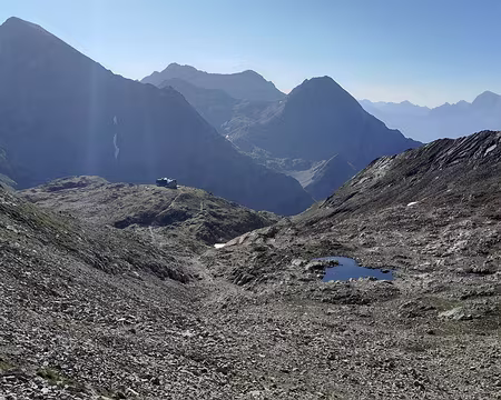 001 (061) J13 - Descente dans le vallon d'Ossoue, on aperçoit le refuge Baysselance (CAF).