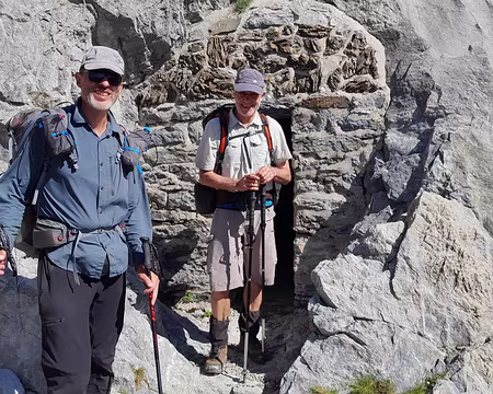001 (063) J13 - Devant une des grottes Bellevue, creusées sous l'initiative du comte Henry Russell fin du 19ème sicle.