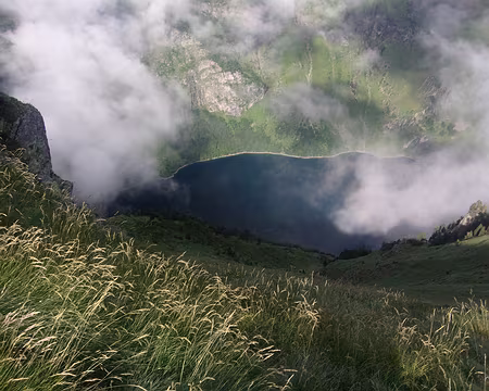 001 (070) J18 - Depuis les pentes très raides du col d'Espingo, une éclaircie dévoile le lac d'Oo.