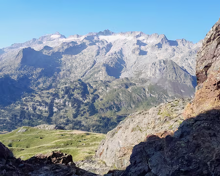 001 (079) J21 - Après avoir franchi le Port de Vénasque, nous découvrons le massif de la Maladeta et son point culminant, l'Aneto (3404 m), plus haut sommet des Pyrénées.