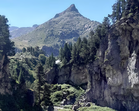 001 (080) J21 - Le Tuc d'Aiguallut et le Trou du Toro où se perdent les eaux en provenance de l'Aneto et qui donnent naissance à la Garonne dans le Val d'Aran aprés un...