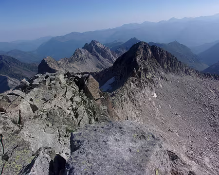 001 (085) J22 - Il faut maintenant accèder au col de Molières en passant par l'arête. Une fois arrivés au col la descente s'effectue à droite, c'est très raide.