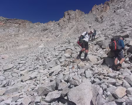 001 (086) J22 - Le col est franchi, il est matérialisé par le poteau bois là-haut.