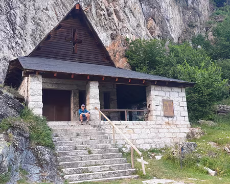 001 (093) J24 - La chapelle de Sant Maurici, nous y avons bivouaqué.