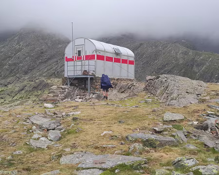 001 (098) J28 - Le petit refuge métallique de Baïau, il faisait mauvais temps, nous souhaitions y dormir mais il était surpeuplé. Nous montons donc au port de Baïau...