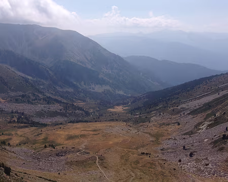 001 (144) J37 - Derrière nous le Val de Cadi. On peut distinguer (au centre et en zoomant) le minuscule refuge cosy Arago.
