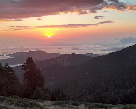 001 (152) J38 - Lever de soleil depuis les Cortalets. Il n'y aurait pas de nuages nous aurions vu la mer.