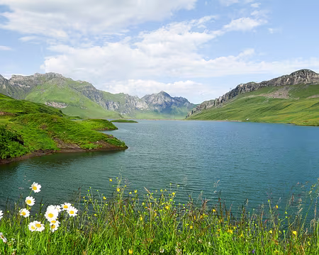 20230719-08h59m55s-53155821451_0f1c41ba1d_o-V3 Vue sur Läuber (2491m), Rothorn (2526m), Glogghüs (2534m), Hochstollen (2480m), Bonistock (2169m) et Tannenschild (2182m) depuis le rivage de Tannensee (1975m).