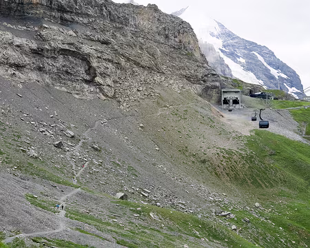 20230721-11h02m37s-53156021214_4483976bee_o-V3 La porte d'entrée monumentale de l'Eiger Express et le sentier de l'Eigertrail.