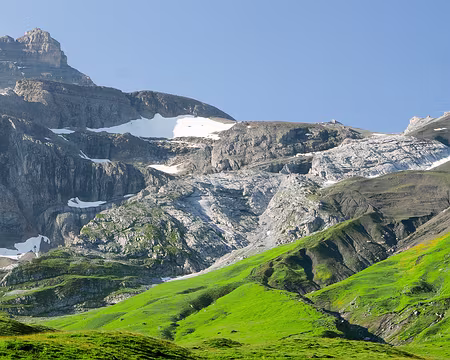 20230723-08h32m50s-53155833096_09a8192703_o-V3 Vue sur Wildi Frau (3274m), Blüemlisalphütte SAC (2840m) et Uf der Wart (2507m).