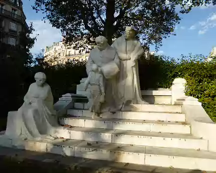 P1170369 Monument en marbre dédié à Madame Boucicaut et à la baronne Clara Hirsch, Philanthrope, (1914)