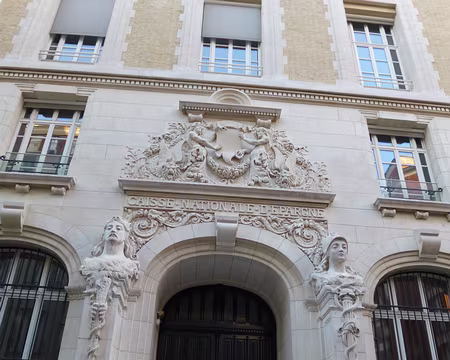 P1170382 Caisse Nationale d'Epargne, rue Saint-Romain