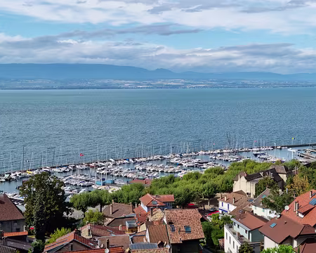 061 Le Léman et le port de plaisance de Thonon depuis la gare supérieure du funiculaire