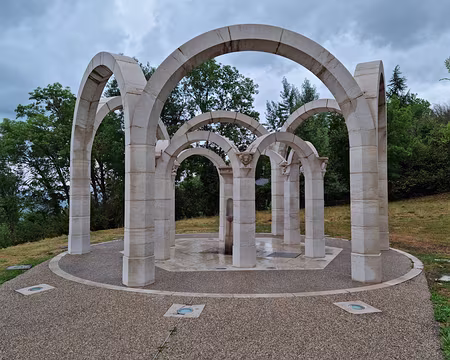 077 Arche de la fontaine de Farquenoud. On la doit à la sculptrice Béatrice Bouvet-Sassone