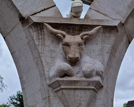 078 Les arcades blanches de l'Arche sont décorées des signes du zodiaque