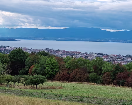 101 Le Léman et le sommet de la Dôle (1.677 m) dans les nuages