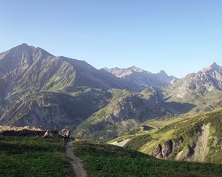 De part et d'autre de la Combe de la Neuva : Pointe de la Terrasse, Pointe de Combe Neuve, Pointe de la Neuva, Aiguille du Grand Fond. De part et d'autre de la Combe de la Neuva : Pointe de la Terrasse, Pointe de Combe Neuve, Pointe de la Neuva, Aiguille du Grand Fond.