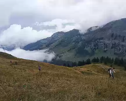 Poursuivis par les nuages en montant vers le refuge de l'Alpage. Poursuivis par les nuages en montant vers le refuge de l'Alpage.