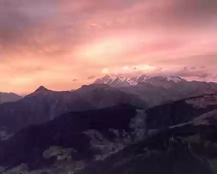 L'heure rose. Vue sur le Mont Blanc du refuge d'Arolles. L'heure rose. Vue sur le Mont Blanc du refuge d'Arolles.