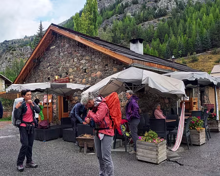 001cl.jpeg Samedi 16 septembre 23. Départ après un petit déjeuner à la boulangerie de Névache.