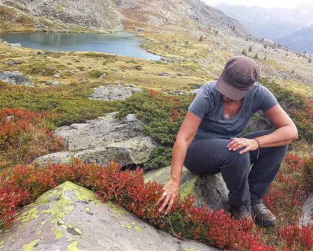 038cl.jpeg Claudie devant le lac Laramon. Il reste des myrtilles!