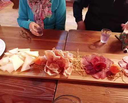 P1330760 Le premier soir nous sommes accueillis par un gigantesque apéro !