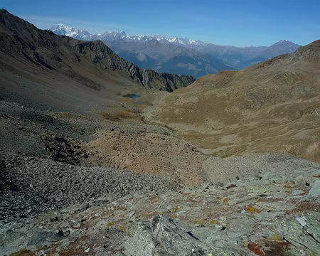 P1330787 Champs de pierres, en bas, le refuge d'Arbolle