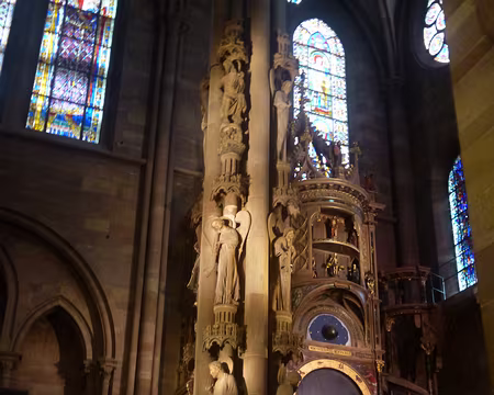 P1170584 L'horloge astronomique (XVIè s.), chef d'oeuvre de la Renaissance et le pilier des Anges (18 m.)