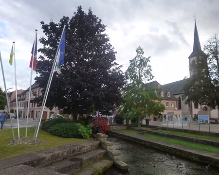 P1170639 Niederbronn-les-Bains (alt. 192 m.) et l'église protestante Saint-Jean...