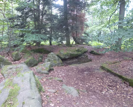 P1170657 Place des Sorcières, place composée de nombreuses pierres disposées en forme de cercle