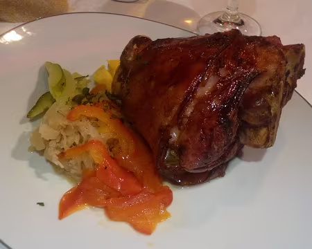 P1170676 Jarret de porc sur lit de choucroute et légumes