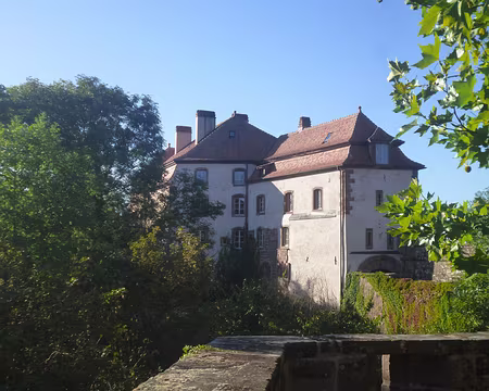 P1170696 ...et son château (XIIè-XVIè s.) sur un piton rocheux