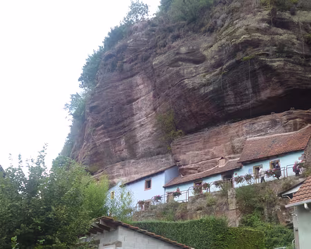 P1170732 Maisons troglodytiques des Rochers de Graufthal habitées jusqu'en 1958