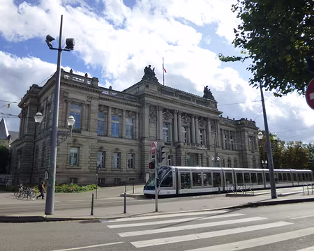 P1170818 ...et le Théâtre (1892) complètent la place.