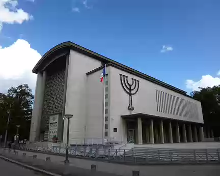 P1170821 La synagogue de style contemporain inaugurée en 1958