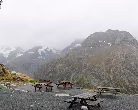 20230916-14h44m56s-p1170011_53200138390_o-V3 Vue depuis la porte principale d'accès au refuge de Temple-Écrins.