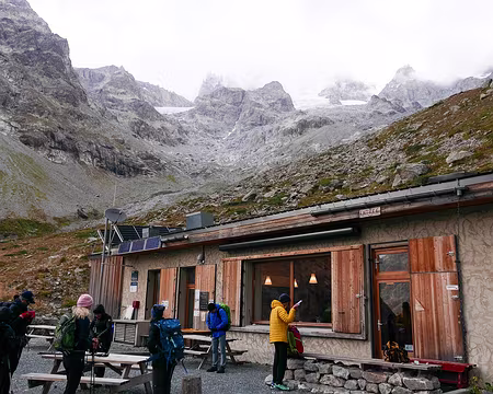 20230917-08h20m45s-p1170012_53199801676_o-V3 8h20, départ sous le regard masqué du Clocher des Ecrins et le front du Glacier du Vallon de la Pilatte.
