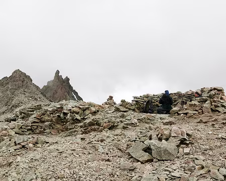 20230917-10h35m54s-p1170028_53199337467_o-V3 Un abri très bienvenu pour s'abriter du vent à 3321m au Col de la Temple.