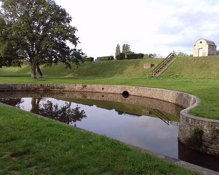003 En contrebas de la digue, le «haricot» de l’étang du Perray en forme de demi-cercle. Il servait à dissiper l’énergie hydraulique lors des lâchers dans le Grand...