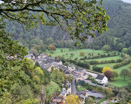 039 Vue sur St-Léonard-des-Bois (100 m) depuis le Mont Narbonne (194 m).