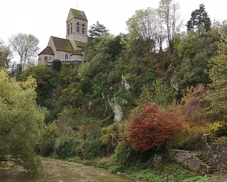 055 Église de Saint-Céneri-le-Gérei. Construction en grès et granit, sur un promontoire rocheux.