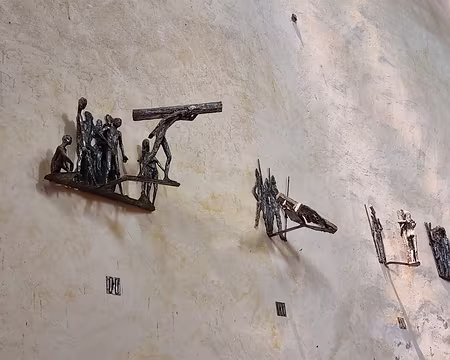 057 Le Chemin de Croix a été offert par l'Association des Amis de Saint-Céneri en 2001. Moderne et inédit, il a été réalisé par le sculpteur et peintre Girois, (Nom...