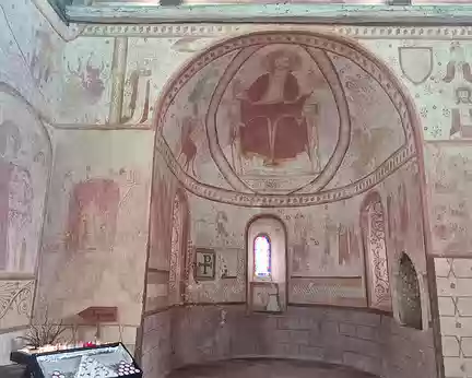 060 Christ en Majesté placé au centre du cul-de-four, dans une forme ovale. L'une des Fresques des XIIe et XIVe siècles, restaurées en 2006.