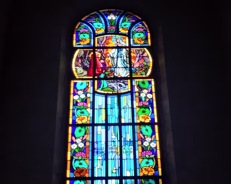 076 Vitrail sur le thème de l'eau (référence à la source de Bagnoles de l'Orne), créé par le maître verrier Charles Lorin de Chartres.