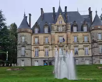 081 Depuis la fusion des communes de Tessé la Madeleine et de Bagnoles de l’Orne, le château est désormais le siège de la mairie.