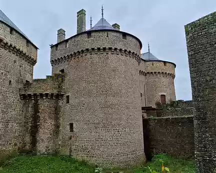 124 Le château fort de Lassay domine le village et l'étang. Édifié dans sa forme actuelle en 1458, il est classé Monument historique depuis 1862.