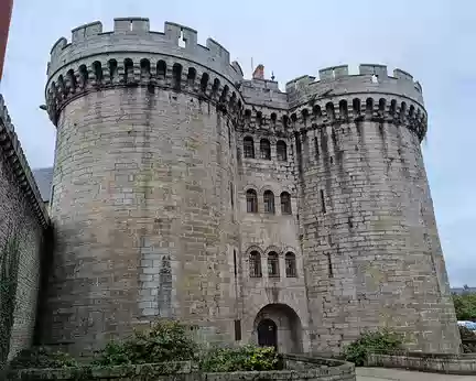 185 Le château situé dans le centre d'Alençon, sur les bords de la Briante, fut édifié entre le XII° et XV° siècle.