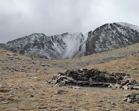 sommets légèrement enneigés sommets légèrement enneigés