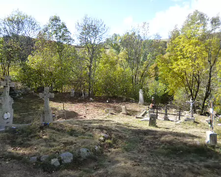 P1180030 ...et son cimetière