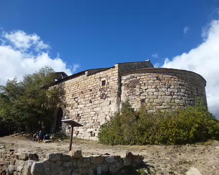 P1180034 ...et son abside semi-circulaire